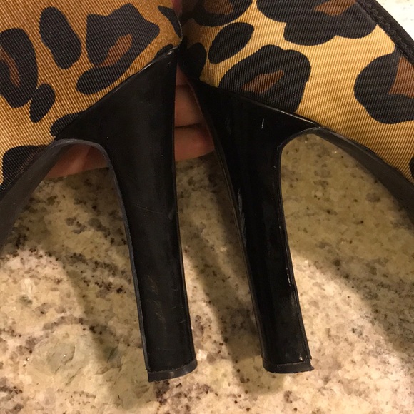 BCBG Sz 6.5 leopard print heel with bows - Picture 5 of 6